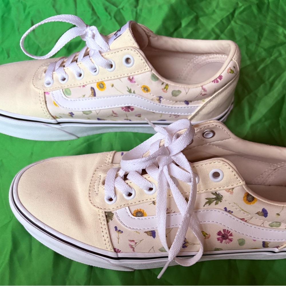 Vans Cream Low-Top Sneakers with Floral Accents - Picture 4 of 9